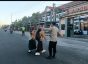 Personel Polsek Sukamulia Lakukan Pengaturan Lalu Lintas sebagai Upaya Menjaga Kamseltibcar Lantas