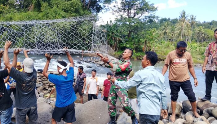 Sinergi Warga dan Pemerintah Pasang Bronjong Bendungan
