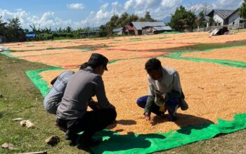 Bantu Kegiatan Petani di Desa Binaan, Bhabinkamtibmas Polsek Madapangga Sukseskan Program Ketahanan Pangan Nasional