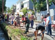 Babinsa dan Warga Jempong Barat Bersihkan Lingkungan Bersama