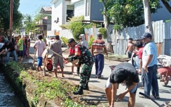 Babinsa dan Warga Jempong Barat Bersihkan Lingkungan Bersama