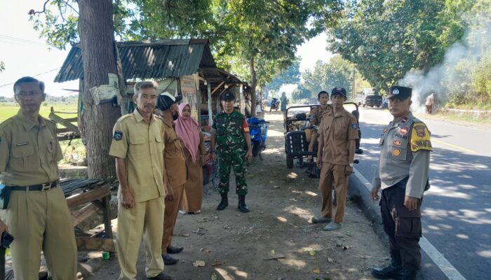 Kawal Kunjungan Wakil Bupati di Lapak Jagung Rhee, Personel Polsek Rhee Intensifkan Imbauan Kamtibmas