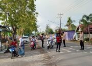 Personel Polsek Woha Menggelar PAM Rawan Pagi di Depan SMAN I Woha