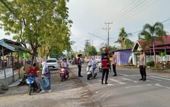 Personel Polsek Woha Menggelar PAM Rawan Pagi di Depan SMAN I Woha