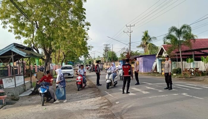 Personel Polsek Woha Menggelar PAM Rawan Pagi di Depan SMAN I Woha