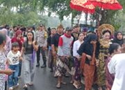 Bhabinkamtibmas Kawal Adat Nyongkolan di Terara, Pastikan Lalu Lintas Tetap Lancar