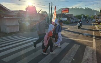 Polsek Rasanae Timur Laksanakan Rawan Pagi, Antisipasi Kemacetan dan Bantu Penyebrangan Pelajar