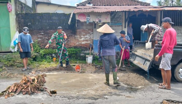 Semangat Kebersamaan TNI-Rakyat Perbaiki Akses Desa Langko
