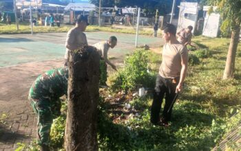 Personel Polsek Jereweh bersama Warga Gotong Royong Jaga Kebersihan Fasilitas Umum