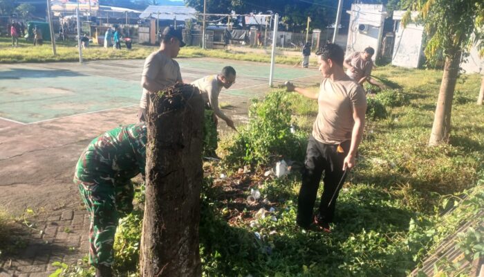 Personel Polsek Jereweh bersama Warga Gotong Royong Jaga Kebersihan Fasilitas Umum