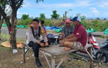 Bhabinkamtibmas Desa Hu’u Pantau Penjemuran Jagung Warga, Perkuat Ketahanan Pangan dan Kamtibmas