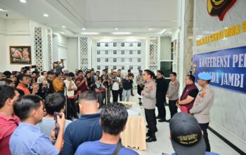 *Polda Jambi Gelar Konferensi Pers, DPO Narkotika Berhasil Ditangkap di Tanjab Barat*