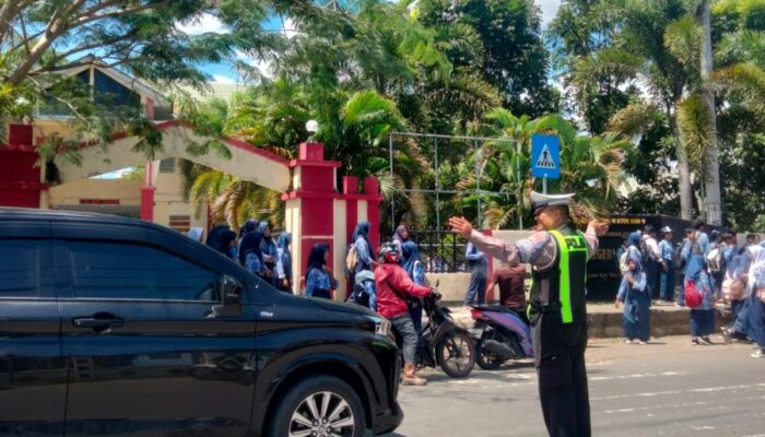 SAT LANTAS LAKSANAKAN STRONG POINT SIANG, WUJUDKAN KAMSELTIBCAR LANTAS YANG AMAN DAN KONDUSIF