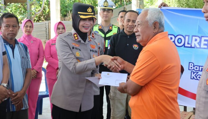 Kapolres Sumbawa Bersama Bhayangkari Salurkan Bantuan Bagi Korban Kebakaran di Pemangong