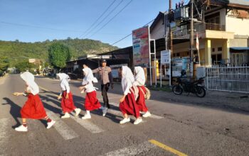 Wujudkan Kamseltibcarlantas, Personel Polsek Rhee Laksanakan Giat Rawan Pagi di Depan SDN Rhee Beru