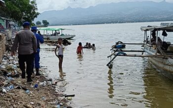 PAM Wisata, Satpolairud Polres Bima Kabupaten Terapkan Metode Patroli Jalan Kaki di Kawasan Wisata Pantai Kalaki