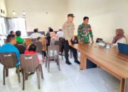 Bhabinkamtibmas Arab Kenangan Dampingi Penyaluran Buku Rekening dan Kartu KSB Maju Di Desa binaan