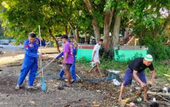 Sat Polairud Polres Sumbawa Bersama Warga Gelar Giat ASRI di Kawasan Pesisir Pantai Amanwana