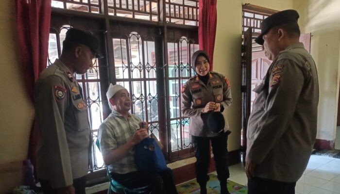 Aksi Humanis Polsek Gerung di Dusun Kelebut: Mengetuk Pintu Warga Melalui Jumat Sedekah