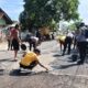 Polsek Hu’u Bersama Warga Gelar Kerja Bakti Perbaiki Jalan, Cegah Laka Lantas