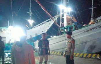 Patroli Malam Humanis, Polsek Pelabuhan Bima Sapa Buruh dan Warga