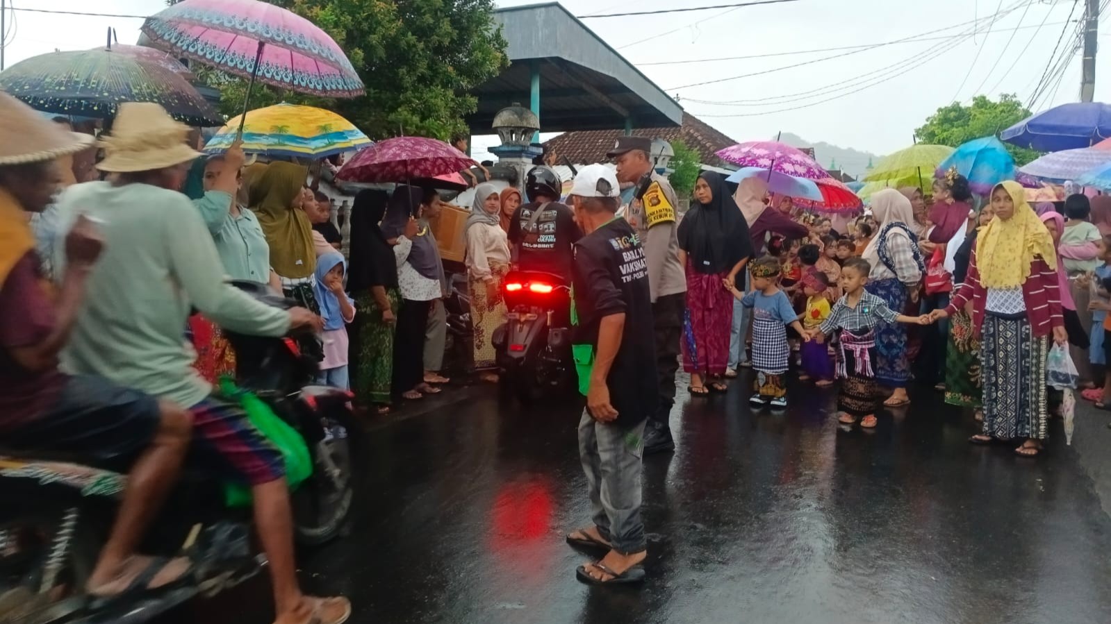 Polsek Gerung Amankan Tradisi Nyongkolan di Desa Kebon Ayu