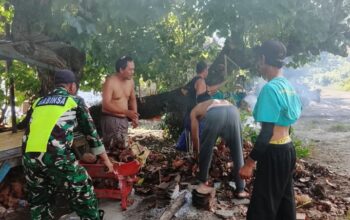 TNI dan Warga Bersihkan Pantai Gili Genting Sekotong