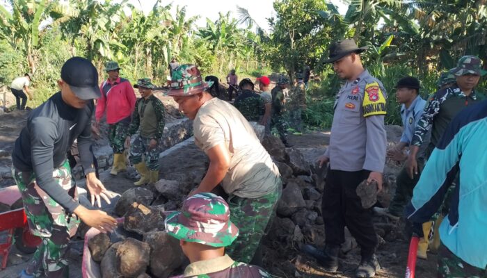 Sinergitas TNI–Polri Menguat, Personel Polsek Suralaga Ikut Gotong Royong TMMD Ke-128 di Paok Lombok