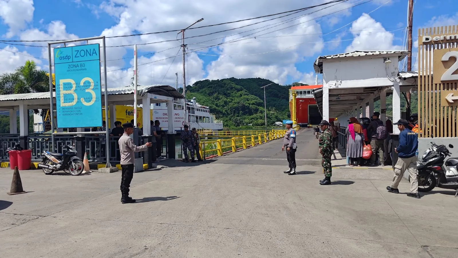 Polsek Kawasan Pelabuhan Lembar Intensifkan Pengamanan KMP Atyana Guna Pastikan Kelancaran Penyeberangan Lembar-Padangbai