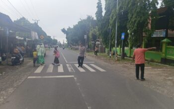 Personel Polsek Suela Laksanakan Pengaturan Lalu Lintas Di Depan SDN 02 Suela