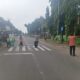 Personel Polsek Suela Laksanakan Pengaturan Lalu Lintas Di Depan SDN 02 Suela