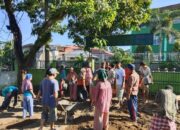 Gotong Royong Babinsa dan Warga Rawat Pemakaman Keramat
