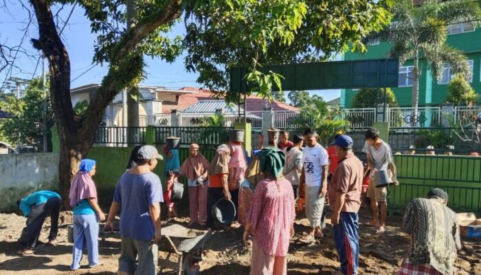 Gotong Royong Babinsa dan Warga Rawat Pemakaman Keramat