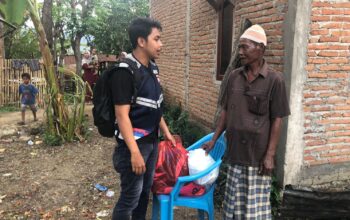“Polisi Peduli” Bhabinkamtibmas Polsek Woha Polres Bima Kabupaten Salurkan Bantuan Sembako dan Pakaian Bagi Korban Kebakaran