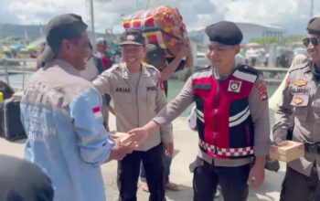 Sentuhan Humanis,  Polres Bima Kota Bagikan Snack kepada Buruh Pikul di Hari Buruh