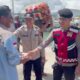 Sentuhan Humanis,  Polres Bima Kota Bagikan Snack kepada Buruh Pikul di Hari Buruh