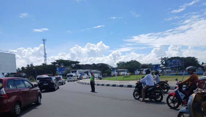 Prioritas Jalur Haji: Aksi Sigap Personel Polres Lombok Barat Amankan Rombongan di Bundaran GMS