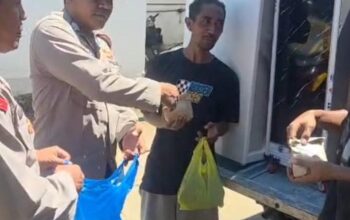 ‘Polisi Peduli’ Peringati Hari Buruh, Polsek Woha Polres Bima Kabupaten Bagikan Nasi Kotak Kepada Buruh Angkut di Terminal Tente