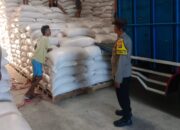 Distribusi Jagung ke Gudang Bulog Dikawal Polsek Gerung