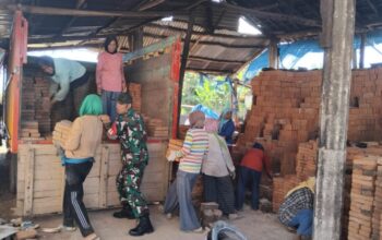 Aksi Nyata Babinsa Bantu Warga, Ekonomi Lokal Pun Bergerak