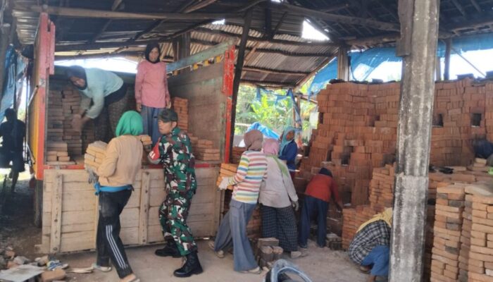 Aksi Nyata Babinsa Bantu Warga, Ekonomi Lokal Pun Bergerak