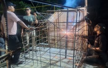 Percikan Las Malam Hari Iringi Pembangunan Jembatan Garuda