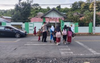 Jaga Keselamatan Siswa, Polsek Rhee Intensifkan Pengaturan Lalu Lintas Pagi di SDN Rhee