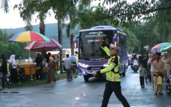 Polres Sumbawa Barat Amankan dan Kawal Jemaah Haji, Pastikan Kenyamanan Keberangkatan hingga Perjalanan