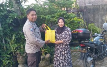 Polres Lombok Barat Bagikan Nutrisi Mantap, Lansia di Gerung Meneteskan Air Mata Bahagia