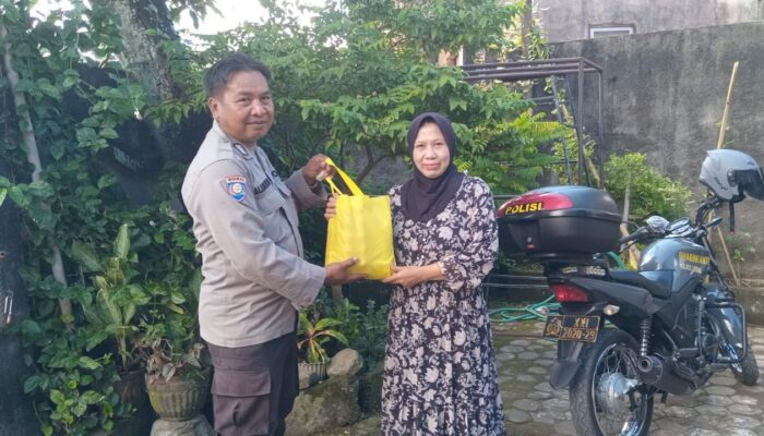 Polres Lombok Barat Bagikan Nutrisi Mantap, Lansia di Gerung Meneteskan Air Mata Bahagia