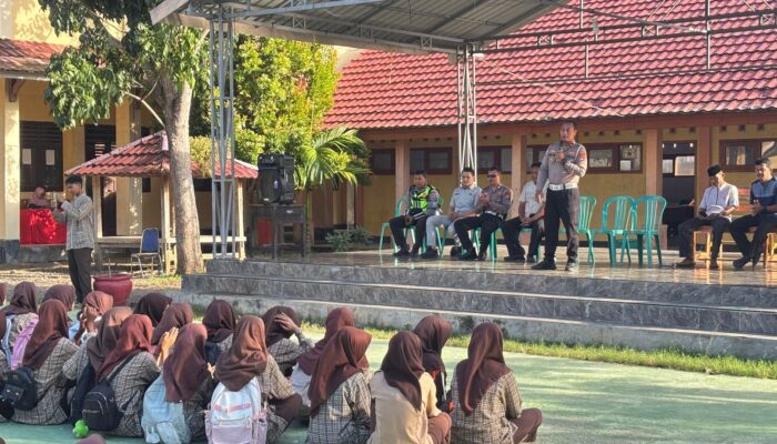 SAT LANTAS POLRES DOMPU GELAR “POLICE GOES TO SCHOOL” DI SMAN 2 DOMPU, TANAMKAN KESADARAN TERTIB BERLALU LINTAS SEJAK DINI