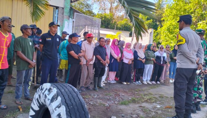 Bhabinkamtibmas Kelurahan Dalam Bersama Warga Gelar Gotong Royong Jumat Bersih di Jembatan Pelangi