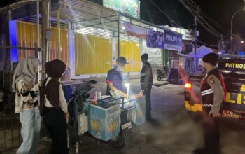 Sat Samapta Polres Lombok Utara Gelar Patroli Blue Light, Sambangi Pedagang di Kecamatan Tanjung