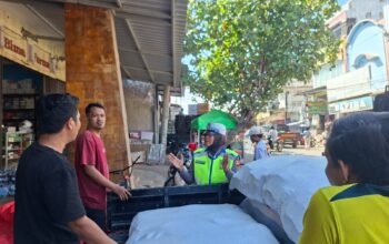 Satlantas Polres Bima Kota Gelar Himbauan Keselamatan dan Bagikan Brosur Pembuatan SIM kepada Masyarakat
